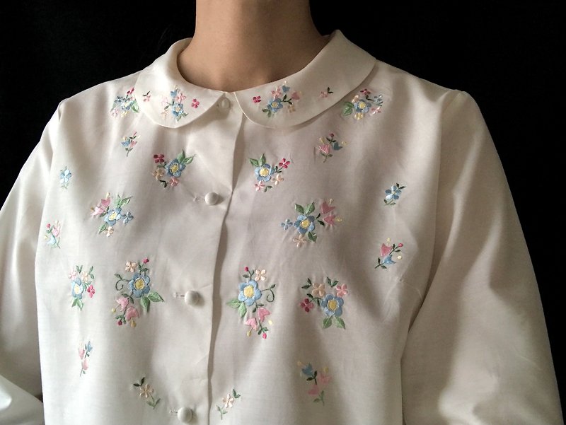 日本製サテン刺繍手くるみボタン長袖トップス - トップス - ポリエステル 