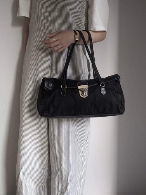 値下げ！PRADA ブラック ナイロン ショルダーバッグ　オールドプラダ PRADA(プラダ) old nylon shoulder pouch/オールドナイロン