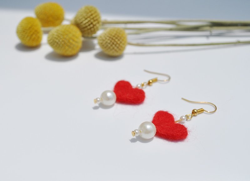 Love wool felt earrings - ต่างหู - ขนแกะ สีแดง