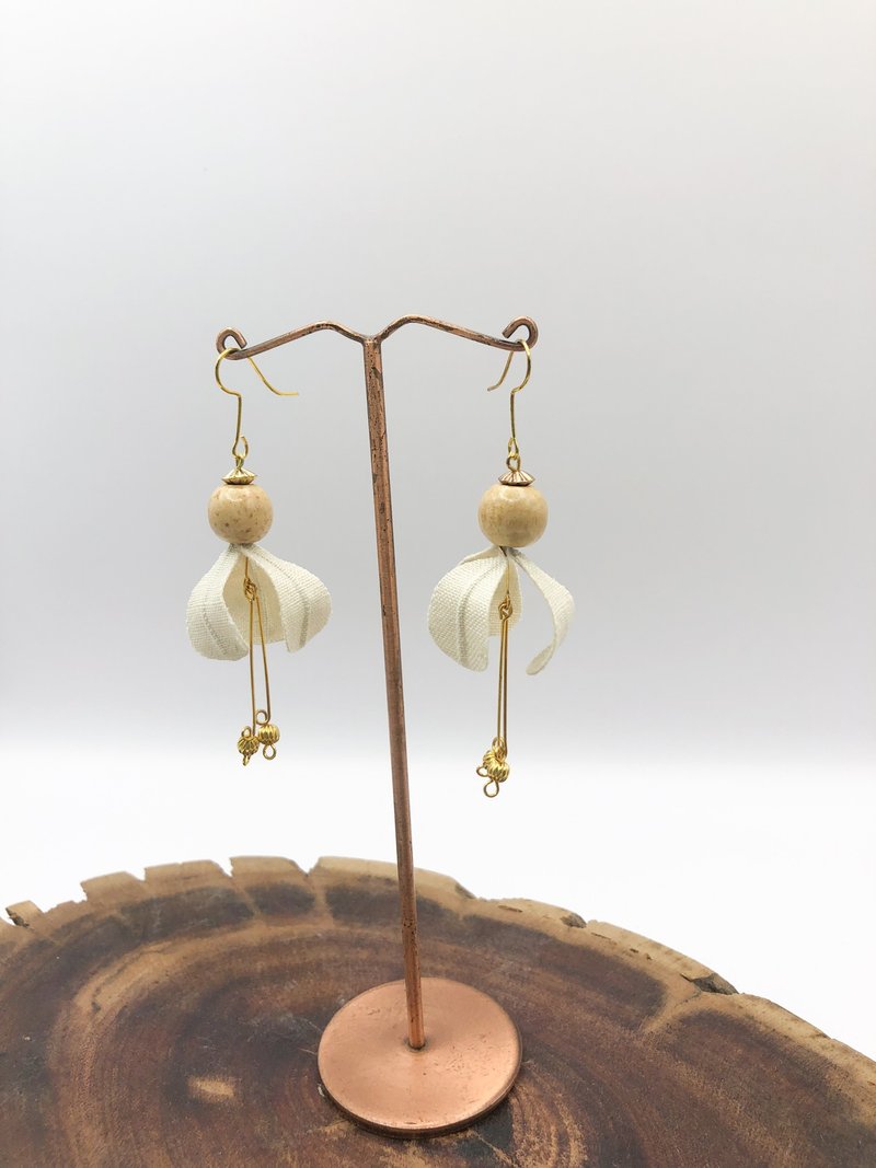 Linen earrings - 耳環/耳夾/耳骨夾 - 棉．麻 白色
