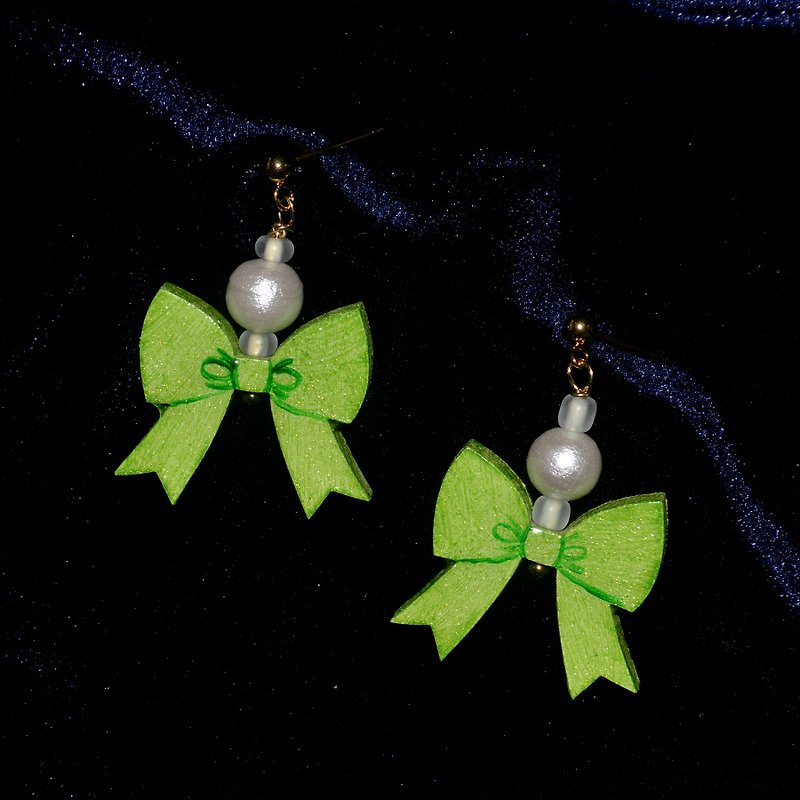 Crazy love green sweet green bow earrings earrings hand-painted wooden - ต่างหู - ไม้ สีเขียว