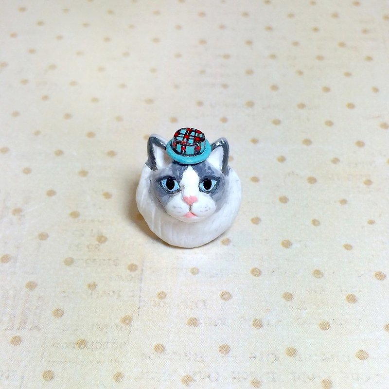 Ragdoll cat wearing a hat pin, cat pin, cat brooch, cat lover gifts - 胸針 - 黏土 多色