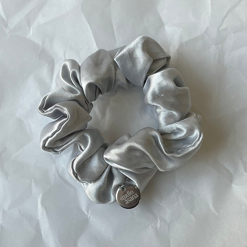 (petit) silver scrunchie - เครื่องประดับผม - เส้นใยสังเคราะห์ สีเงิน