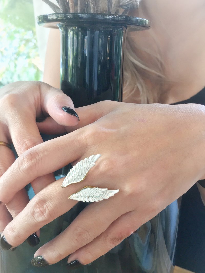 White Patina Angel Wings Ring in Brass. Fairy Tale Collection. Adjustable Size - 戒指 - 其他金屬 