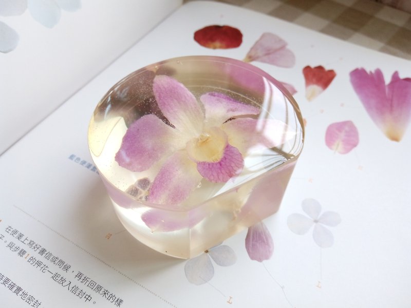 Handmade paperweight, Purple Orchid paperweight - ของวางตกแต่ง - พลาสติก สีม่วง