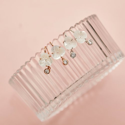 SOIRÉE BY N.Y. 蒔華芮設計師輕珠寶 霓月美鑽珠貝耳環(共2色) 貝殼/雕花/典雅/質感