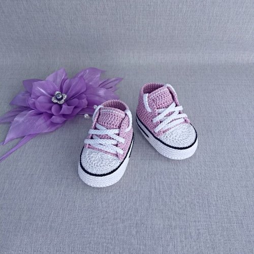 trisha.knits 嬰兒針織短靴運動鞋匡威新生兒棉製成 knitted booties Converse sneakers for newborns made of cotton