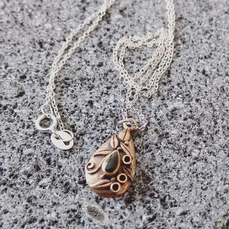 美國古董飾品 黑寶石水滴葉片雕紋造型 黃銅 純銀項鍊 - 項鍊 - 銅/黃銅 金色