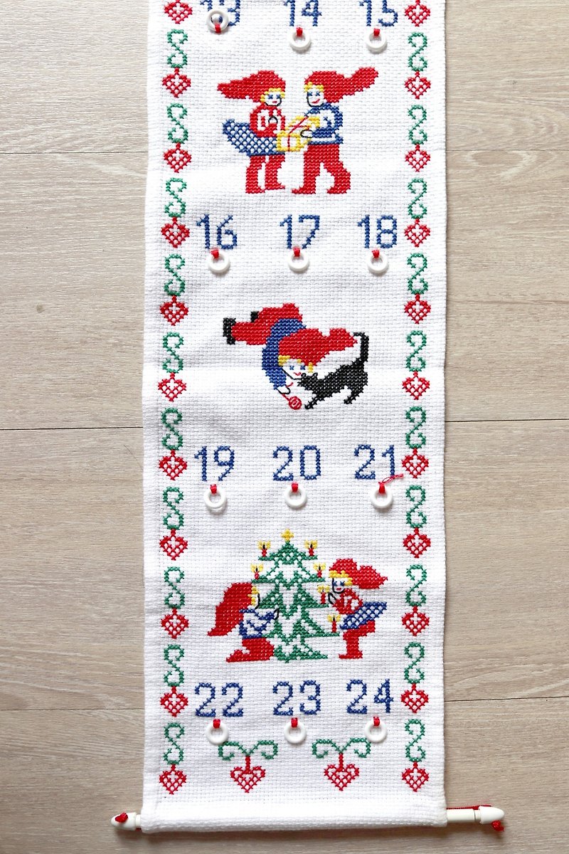 Danish cross stitch elf Christmas countdown calendar - ของวางตกแต่ง - ผ้าฝ้าย/ผ้าลินิน ขาว