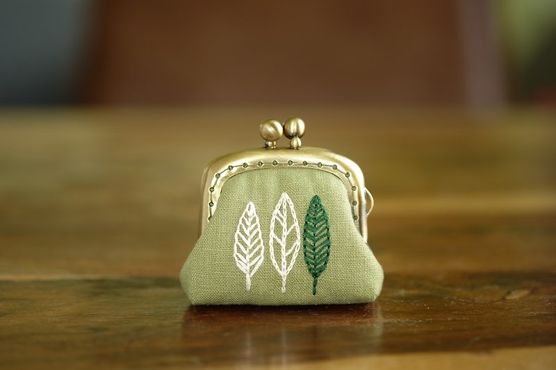 CaCa Crafts | Hand-embroidered super mini gold bag【Summer Leaves】 - Coin Purses - Cotton & Hemp 
