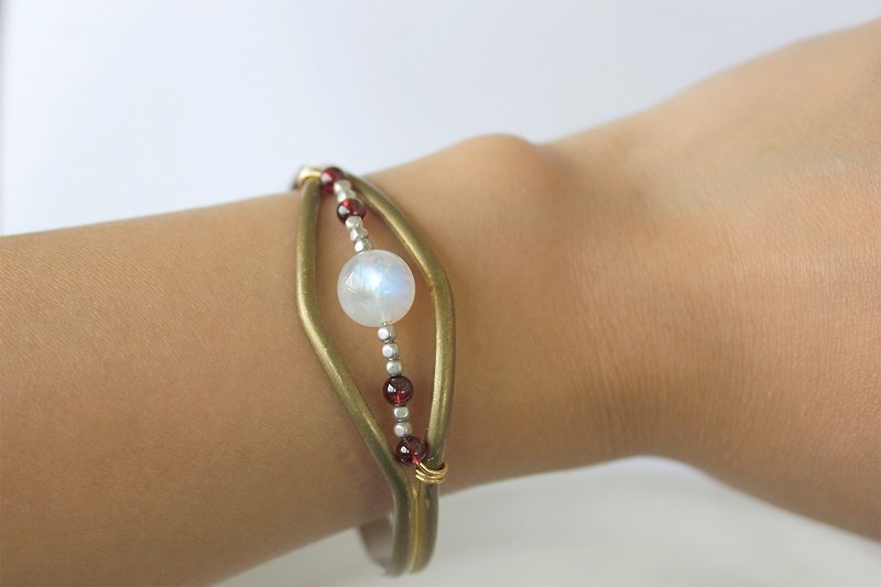 Ice kind of moonlight brass bracelet garnet crystal blue moon blue end of round - Bracelets - Gemstone White