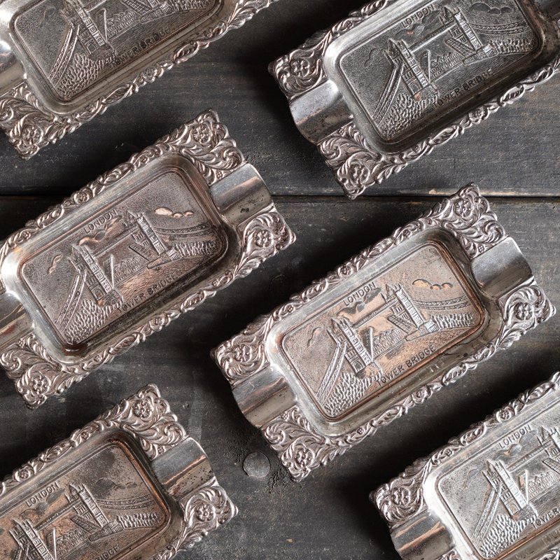 Vintage British ashtray with embossed London's Tower Bridge and floral design - ของวางตกแต่ง - โลหะ สีเงิน