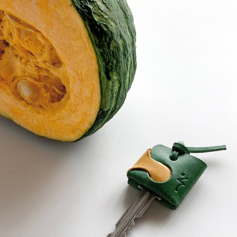 【 #craft kit 】Pumpkin-ish Leather Key Cover without sewing #No tools - ที่ห้อยกุญแจ - หนังแท้ สีเขียว