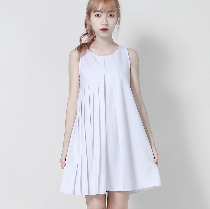 SU: MI said Twotone Two Colors Asymmetrical One-Fold Vest Dress _8SF112_White - ชุดเดรส - ผ้าฝ้าย/ผ้าลินิน ขาว
