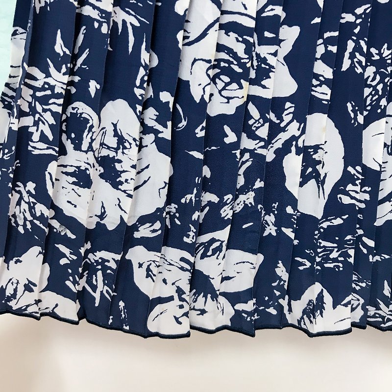 Skirt / Navy Floral Pleated Knee Skirt - กระโปรง - เส้นใยสังเคราะห์ สีน้ำเงิน