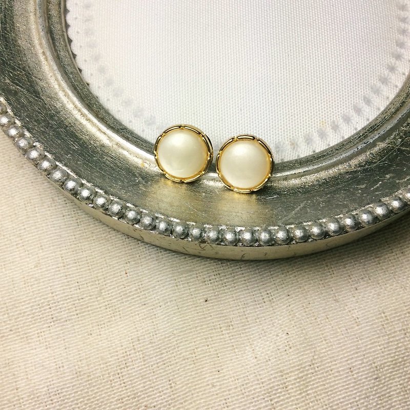 // Vintage small earrings 304 stainless steel // ve186 - Earrings & Clip-ons - Plastic White