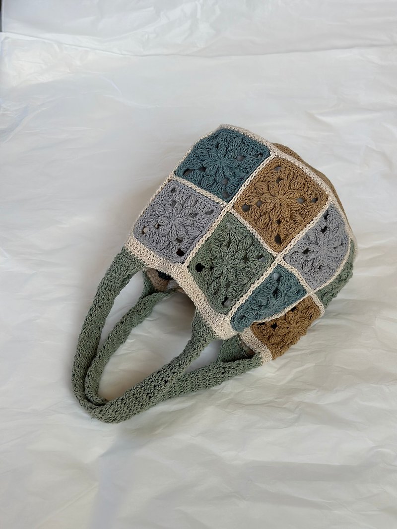Purely handmade crochet bag, autumn color three-dimensional patchwork color block handbag, clutch bag - กระเป๋าถือ - ผ้าฝ้าย/ผ้าลินิน สีกากี