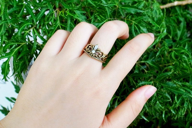 典雅王冠晶鑽戒指 抗過敏銅飾 - 戒指 - 其他金屬 金色