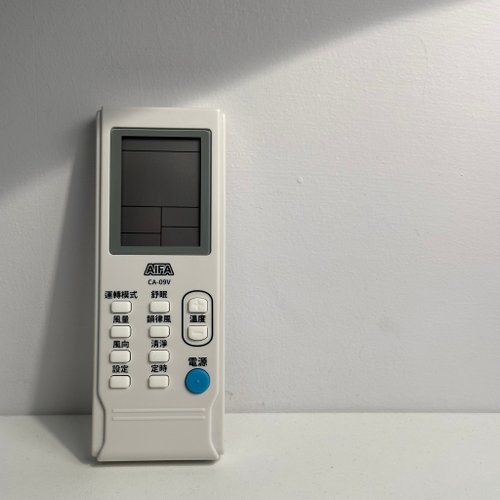 AIFA艾法科技｜臺灣原生的智慧家庭品牌 【艾法科技AIFA】抗菌款冷氣萬用遙控器/超大字體大按鍵/液晶顯示