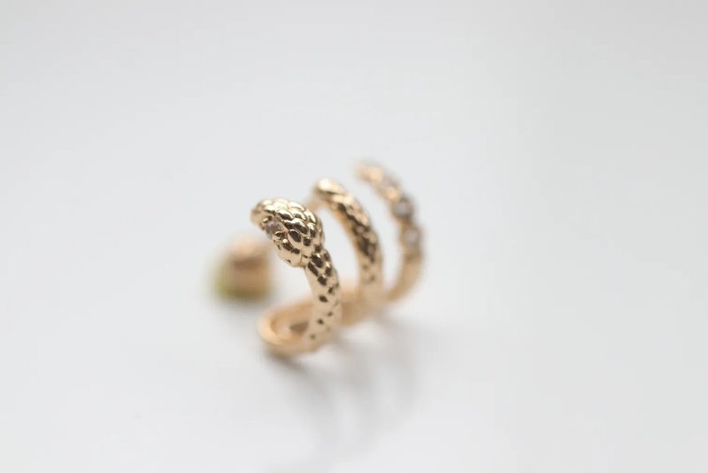 14K 可愛小蛇鎖珠耳環 (單個)耳骨 耳窩 不退色 - 耳環/耳夾/耳骨夾 - 貴金屬 金色