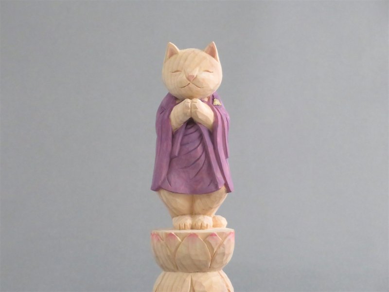 木彫りの立った合掌猫　袈裟を着た猫仏さま　仏像ねこ1806 - 置物 - 木製 パープル