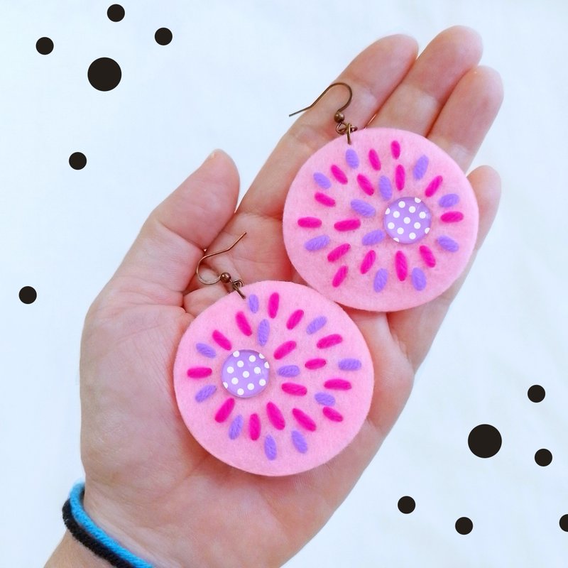 Cute free-form dangle earrings design with hand-stitching on hard felt, beads - 耳環/耳夾/耳骨夾 - 其他材質 粉紅色