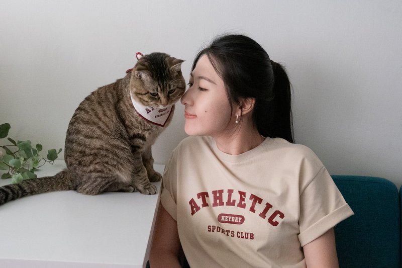 TEAM HEYDAY human pet parent-child clothing series human version short-sleeved milk tea color burgundy lettering - Women's T-Shirts - Cotton & Hemp Khaki