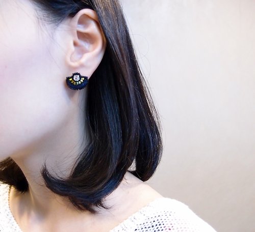 SHAO 藍黃 幾何扇形 手工刺繡耳環
