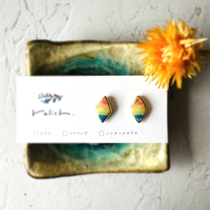 [Resale] Rainbow Color Painted Pottery Kintsugi Line Clip-On Non-pierced Earrings Small Small Simple Diamond Shape Vibrant Gold Gold Red Orange Blue - ต่างหู - ดินเผา สีเหลือง