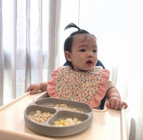 Lianne baby 梨安手工嬰兒禮物 彌月禮 新生兒見面禮 周歲禮 米白花叢 天然染色 手工六層紗公主荷葉圍兜