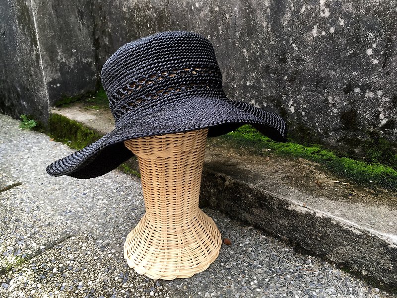 Caroline Caroline hand-woven straw hat black grass color chokdee-muakdeedee - Hats & Caps - Cotton & Hemp Black