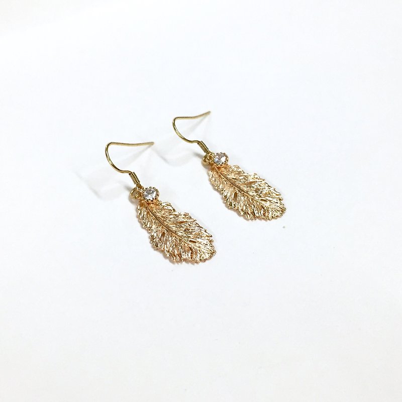 [If] [Yu] Sang feather shape zircon earrings. Gold plated brass earrings. Japanese / French / minimalist style. Earrings / ear hook / ear clip - ต่างหู - โลหะ สีทอง