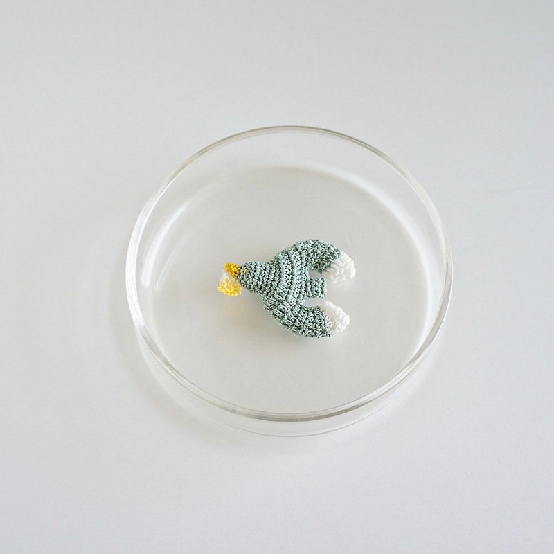 Seagull brooch carrying flower lover Celadon x white - Brooches - Cotton & Hemp Green