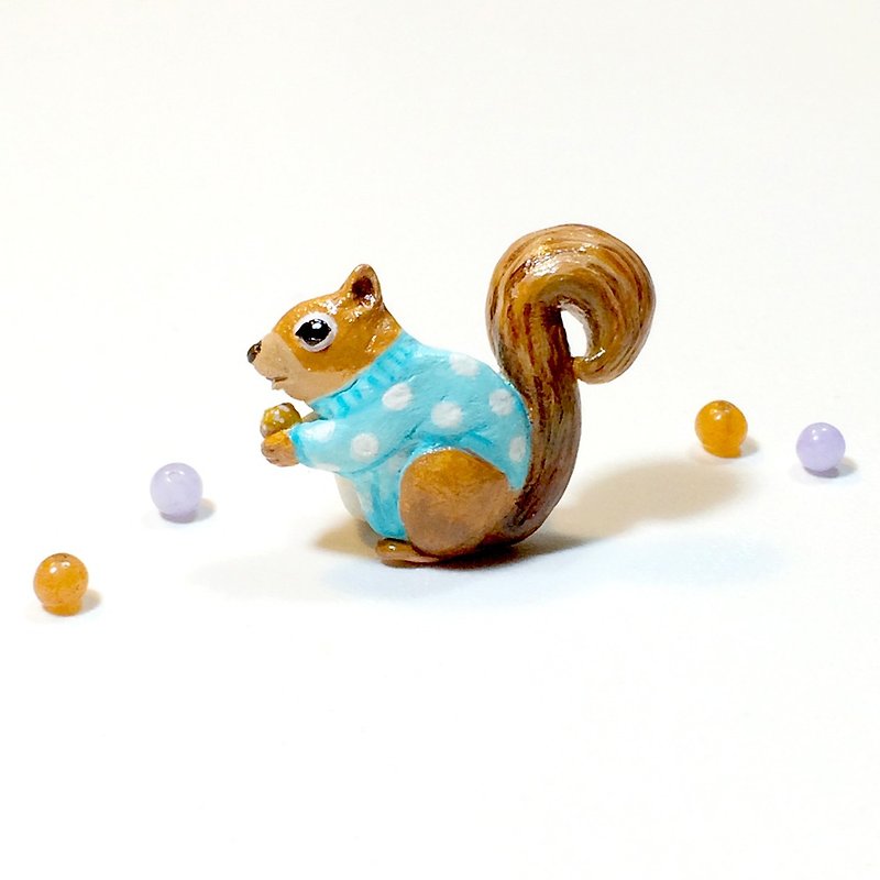 Squirrel wearing polka dot sweater Brooch, Squirrel Pin, Squirrel brooch - 胸針/心口針 - 黏土 咖啡色