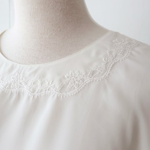 REreburn 早秋日本製復古花朵刺繡圓領背後扣短袖米白色古著襯衫