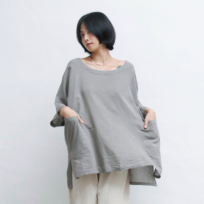 Wide-fitting top with big pockets in light gray - เสื้อผู้หญิง - ผ้าฝ้าย/ผ้าลินิน สีเทา