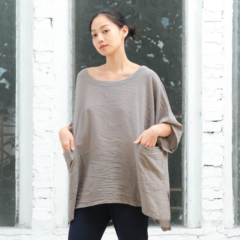 Wide-fitting big-pocket top/mousse cloth light gray - เสื้อผู้หญิง - ผ้าฝ้าย/ผ้าลินิน สีเทา