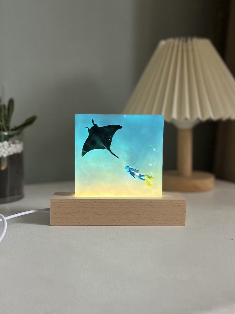 [Customized] Give you a piece of ocean/Manta Turtle Diving Healing Ocean Handmade Small Lamp - ของวางตกแต่ง - เรซิน สีน้ำเงิน