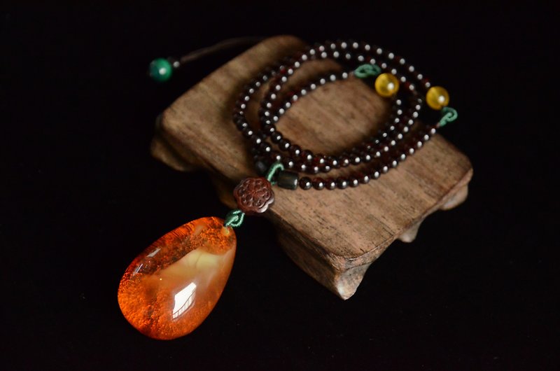 [Instant] Amber Natural Amber Shaped Pendant 108 Beads Chain Vintage Art Necklace - Necklaces - Gemstone Red
