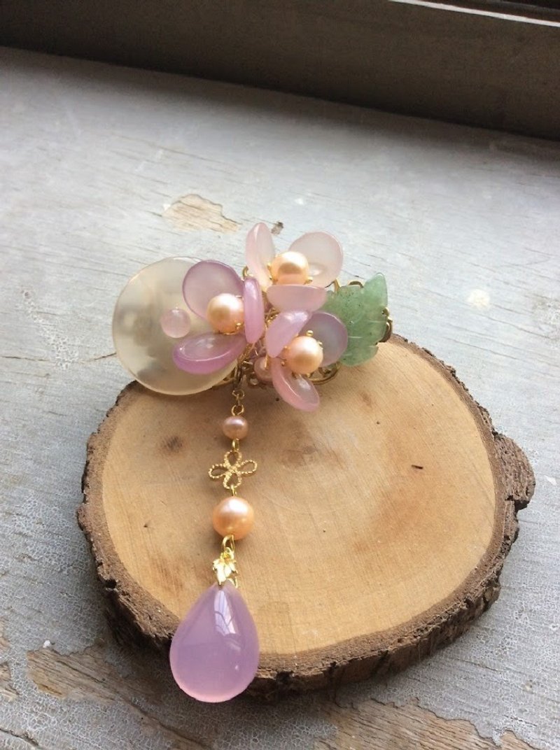 Meow hand-made~Chinese style antique powder chalcedony hairpin (compression clip/spring clip/gold/ Silver) - Hair Accessories - Other Materials Pink