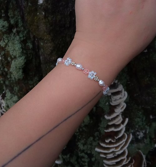 Simple flower Flower bracelet pearl in light color with silver clasp daisy flower design