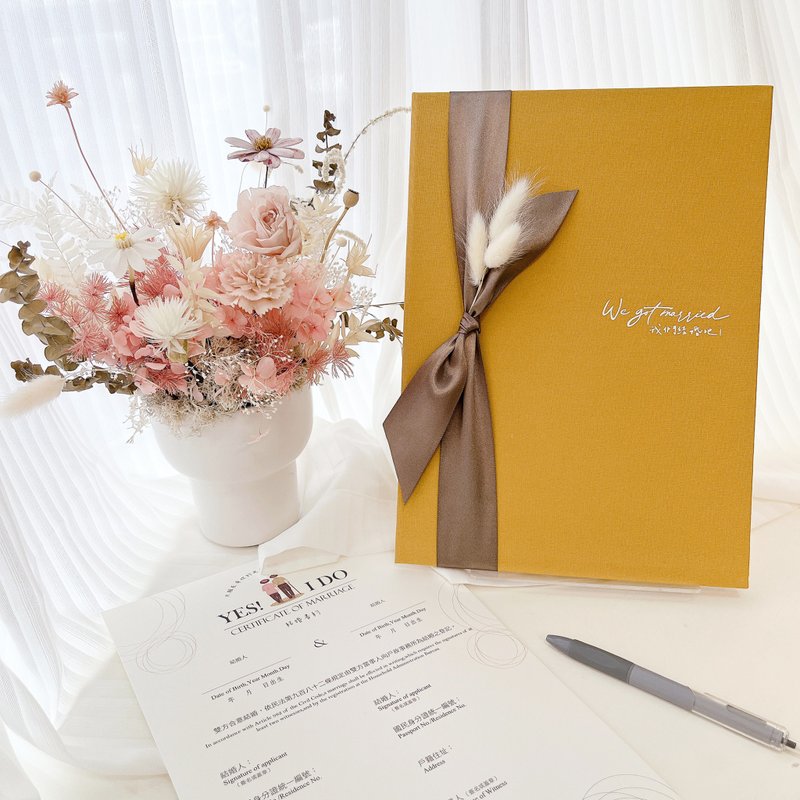 Preserved flower wedding contract set│Available at household registration offices│Golden warm sunshine│Wedding contract - ทะเบียนสมรส - วัสดุอื่นๆ 