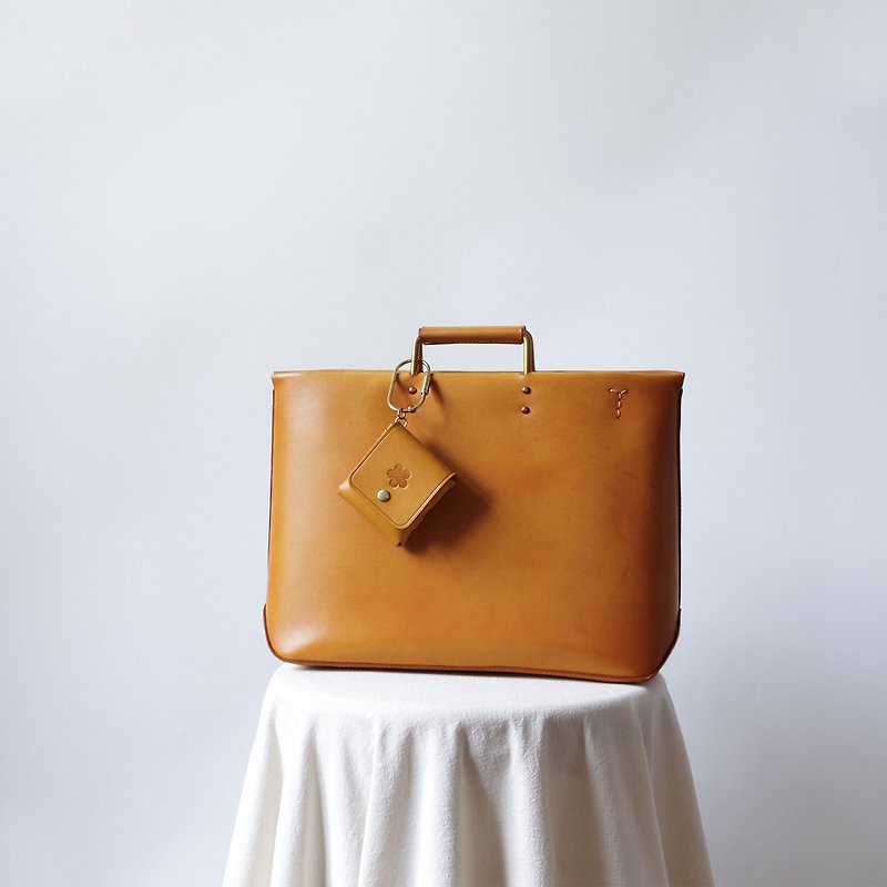 Simple cowhide handbag for A4 size Commuter diagonal 2-way shoulder bag Business storage bag - Messenger Bags & Sling Bags - Genuine Leather Orange
