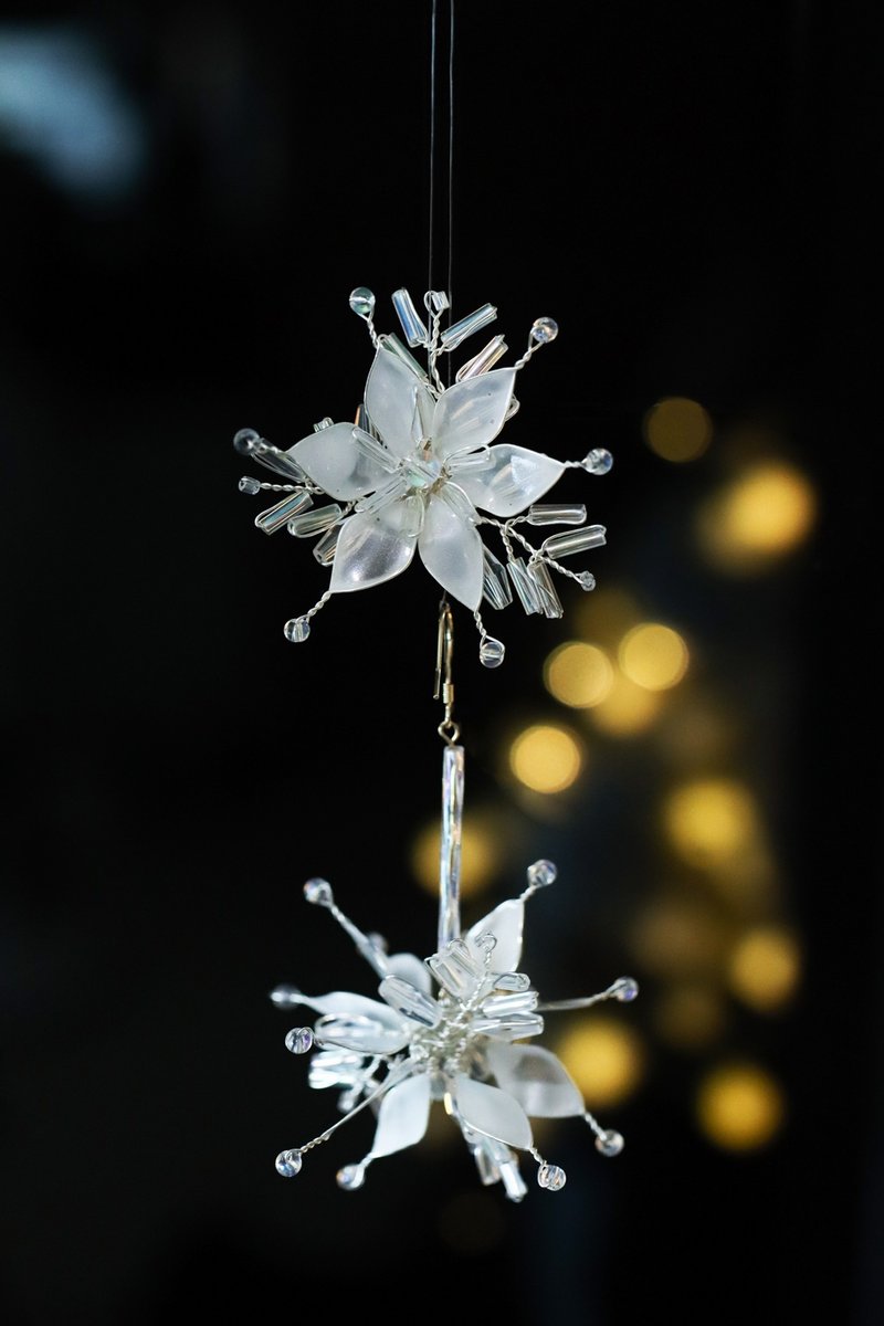 冬季聖誕系列 冰晶白雪花 不對稱水晶花樹脂耳環 耳勾 - 耳環/耳夾/耳骨夾 - 樹脂 白色