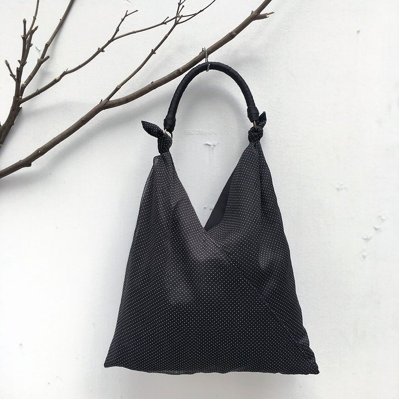 SAMEDi - 隨性綁結手提包-圓點黑 - 手袋/手提袋 - 聚酯纖維 黑色