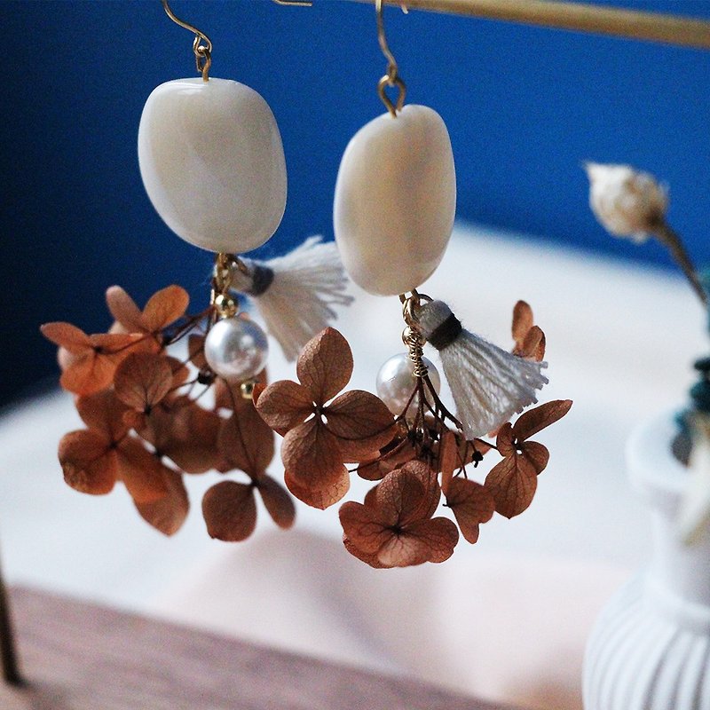 Vintage Coffee Hydrangea Earrings - White - ต่างหู - พืช/ดอกไม้ สีนำ้ตาล