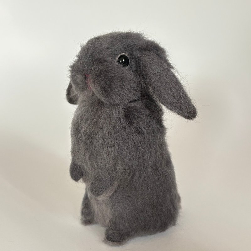 羊毛フェルトうさぎ　ふわふわブルーのうたっちうさぎ　ロップイヤー　うたっちポーズ - 人形・フィギュア - ウール グレー