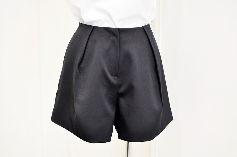 Flat 135 X Taiwan designer series texture casual shorts are thin and black linen lining - กางเกงขาสั้น - เส้นใยสังเคราะห์ สีดำ