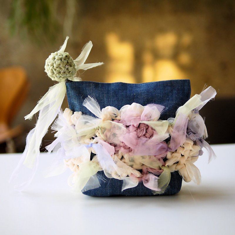 Bloom knitting Flower × denim pouch -Spicy Pastel - กระเป๋าเครื่องสำอาง - ผ้าฝ้าย/ผ้าลินิน สีม่วง