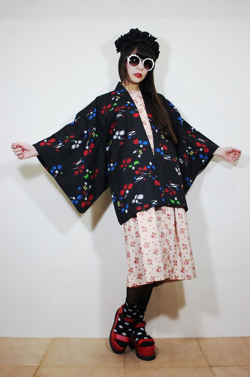F2100[日本製和服](Vintage)黑色井字花朵排列織紋日本和服羽織（はおり）(生日禮物推薦好物) - 女大衣/外套 - 棉．麻 黑色